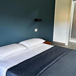 Camera piccola con letto king size